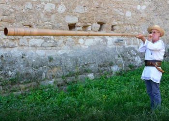 A lăsat facultatea pentru a-și îndeplini visul și a confecționa buciume. De la cine a învățat această îndeletnicire și prin ce provocări a trecut primul meșter de astfel de instrumente muzicale din Moldova | VIDEO