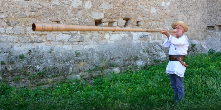 A lăsat facultatea pentru a-și îndeplini visul și a confecționa buciume. De la cine a învățat această îndeletnicire și prin ce provocări a trecut primul meșter de astfel de instrumente muzicale din Moldova | VIDEO