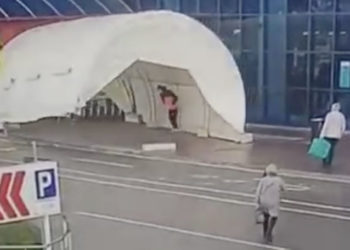Epopeea corturilor din fața Aeroportului. La o zi după ce au fost luate de vânt cu tot cu oameni, acestea au fost dezinstalate | VIDEO