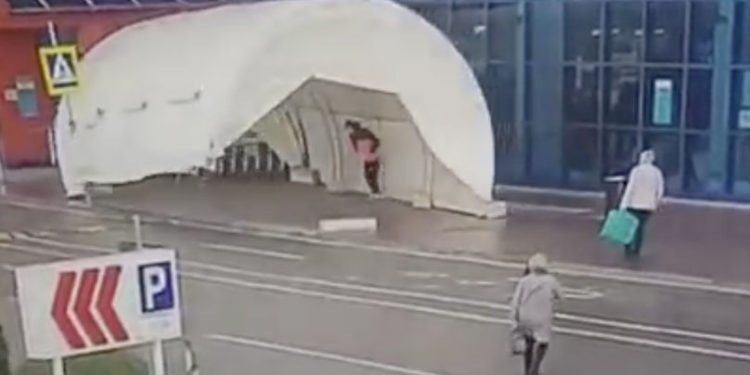 Epopeea corturilor din fața Aeroportului. La o zi după ce au fost luate de vânt cu tot cu oameni, acestea au fost dezinstalate | VIDEO