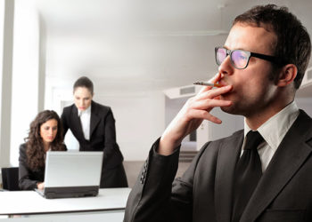 Amenzi de până la 2100 lei pentru fumatul la balcoane. Proiectul, votat în lectura finală