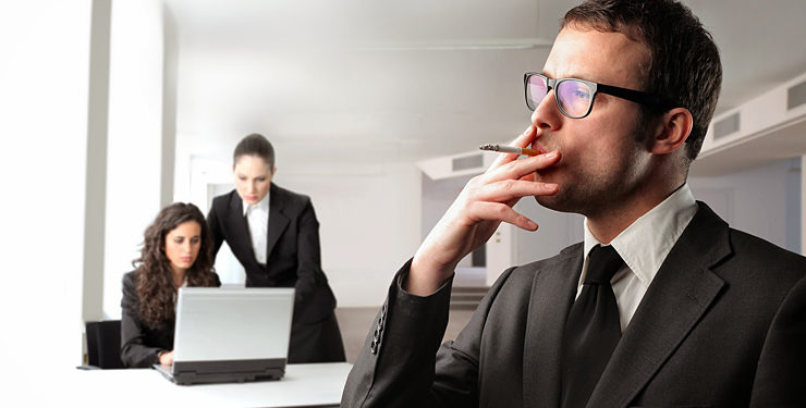 Amenzi de până la 2100 lei pentru fumatul la balcoane. Proiectul, votat în lectura finală