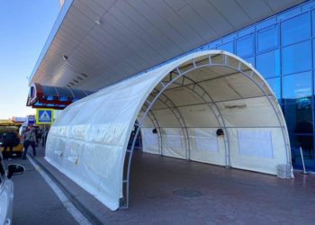 Reprezentanții Aeroportului, despre cortul luat de vânt cu tot cu oameni din fața aerogării: Nimeni nu a fost rănit, dar pericolul încă persistă