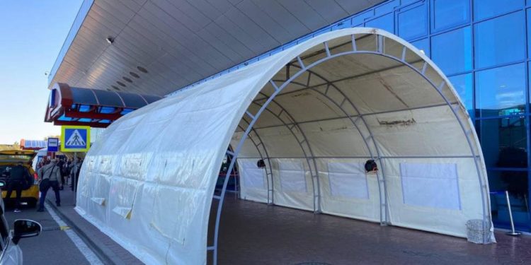 Reprezentanții Aeroportului, despre cortul luat de vânt cu tot cu oameni din fața aerogării: Nimeni nu a fost rănit, dar pericolul încă persistă