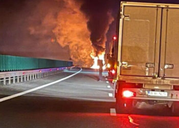 Un TIR încărcat cu 24 de tone de uree granulată a ars ca o torță pe A3. Pompierii au stins focul repede, evitând o explozie