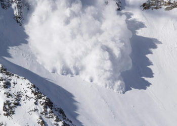 Avalanșă în Munții Rodnei din România: Un turist străin aflat la schi a murit. Două persoane au fost găsite în viață