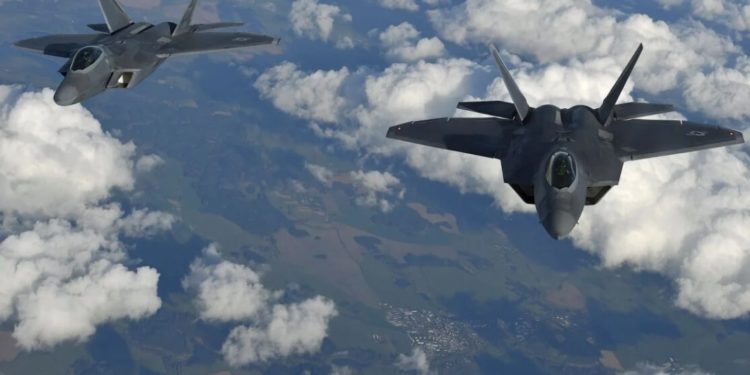 Неопознанный объект сбит авиацией в небе над Канадой