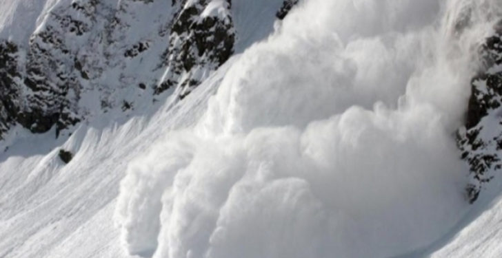 Două avalanșe mari în Făgăraş. Valul de zăpadă a lovit cabana Capra şi a acoperit maşinile din parcare / 60 de turiști blocați / „Nu s-a mai pomenit așa ceva în ultimii 50 de ani”