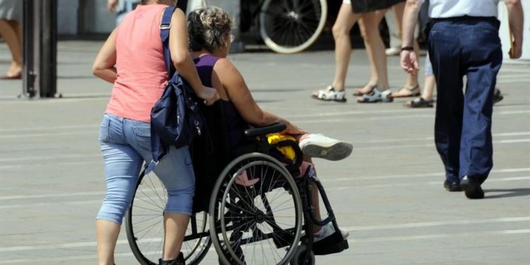 O badantă din R.Moldova, reținută de Poliția italiană după ce a furat 55 mii euro de la fiul bătrânei pe care o asista