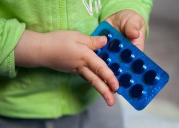 Fetiță de 3 ani, transportată la spital după ce a băut o fiolă cu preparat antialergic