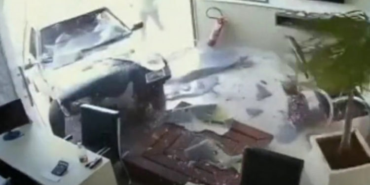 O fată de 5 ani a scăpat cu viață în mod miraculos după ce a fost lovită de o mașină și aruncată prin vitrina unei școli de șoferi