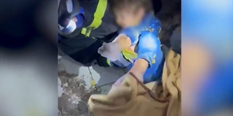 Turcia: Momentul în care un băiețel în vârstă de 3 ani a fost scos în viață de sub ruine de către salvatorii moldoveni