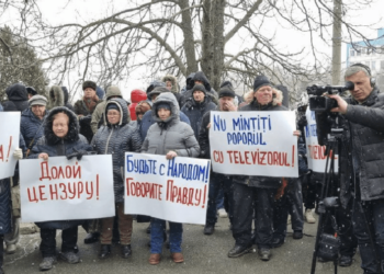 Proteste la sediul TeleRadio Moldova. Mișcarea pentru Popor a cerut televiziunii să se opună cenzurii și să sprijine inițiativa de achitare a facturilor cetățenilor de către Guvern | VIDEO