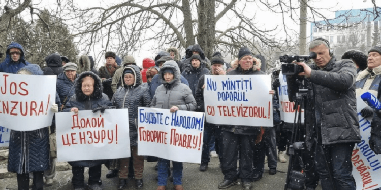 Proteste la sediul TeleRadio Moldova. Mișcarea pentru Popor a cerut televiziunii să se opună cenzurii și să sprijine inițiativa de achitare a facturilor cetățenilor de către Guvern | VIDEO