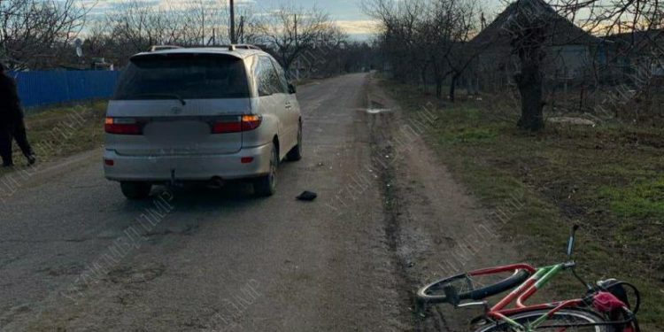 Doborâți cu tot cu bicicletă de un automobil: Un copil, spitalizat