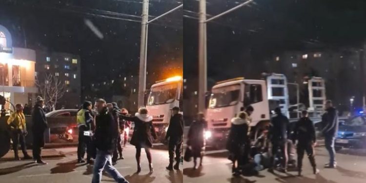 „Eu l-am împins, dar nu l-am pălit”: Îmbrânceli între un șofer și conducătorul evacuatorului, după ce polițiștii au evacuat mașinile parcate ilegal