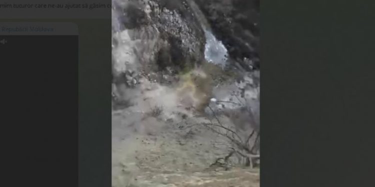 Doi copii, transportați în stare gravă la spital, după ce s-au prăbușit în gol în cariera Micăuți