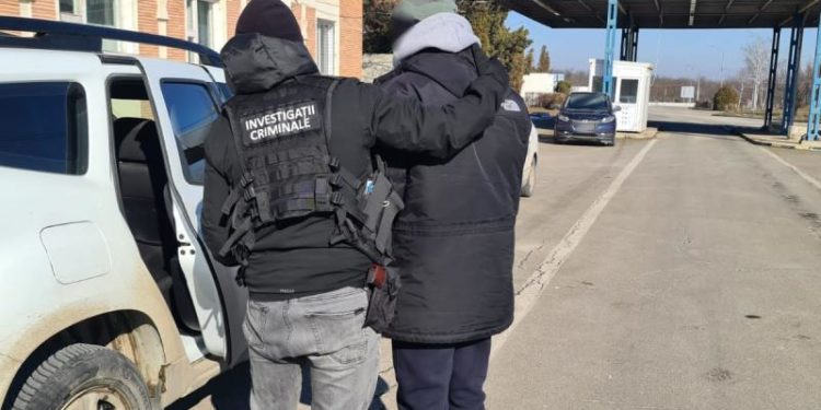 Un moldovean, condamnat la 8 ani de pușcărie pentru contrabandă cu țigări în Ungaria, a fost reținut la vama română