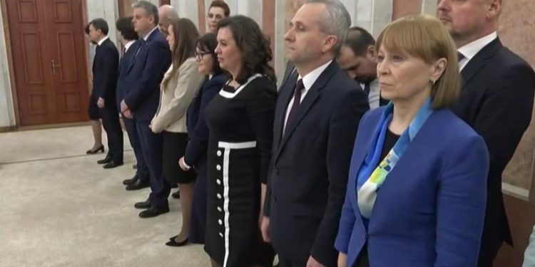 La pas grăbit: Membrii Guvernului Recean depun jurământul