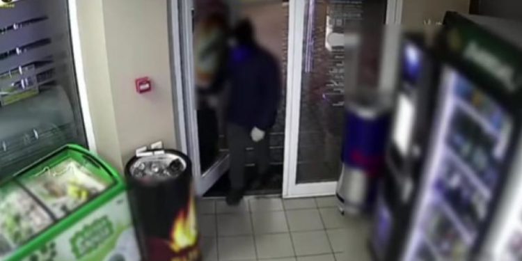 I-a pus cuțitul la gât și a furat 3 mii de lei: Atac armat la o stație PECO. Tânărul, identificat și reținut, dar deja cheltuise banii