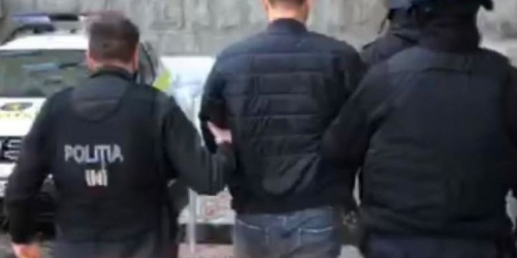 Un bărbat, reținut, după ce a șantajat o femeie cu poze intime, ca să nu-i întoarcă datoria de peste 2 mii de euro