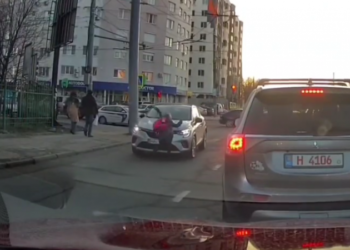 O fetiță a fost de o mașină, la Botanica: Traversa strada fugind, la 2 metri de zebră | VIDEO