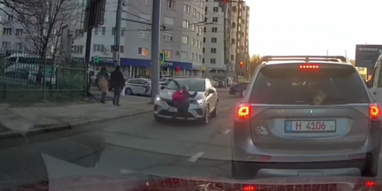 O fetiță a fost de o mașină, la Botanica: Traversa strada fugind, la 2 metri de zebră | VIDEO