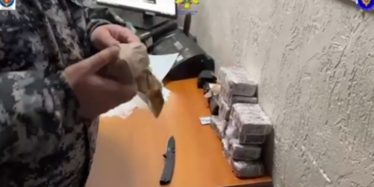 Veneau din Ucraina cu 17,5 kg de hașiș și doi copii în mașină: Un bărbat și fiica acestuia, reținuți la vamă