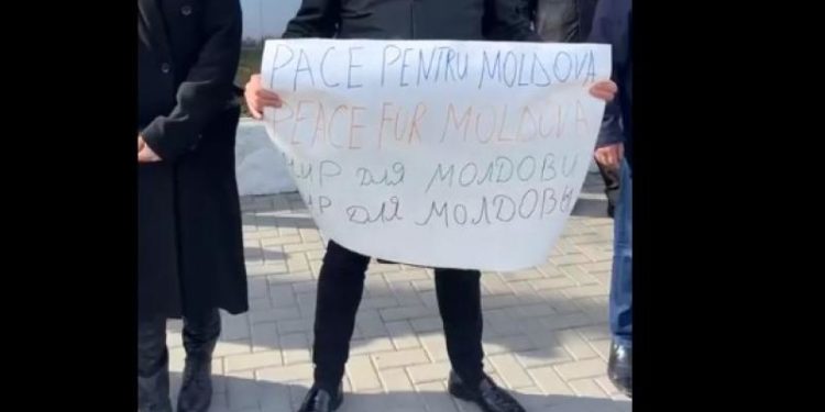 Moldova are nevoie de pace”: PACE a organizat un flashmob în fața Parlamentului, Președinției și Ambasadei SUA | VIDEO