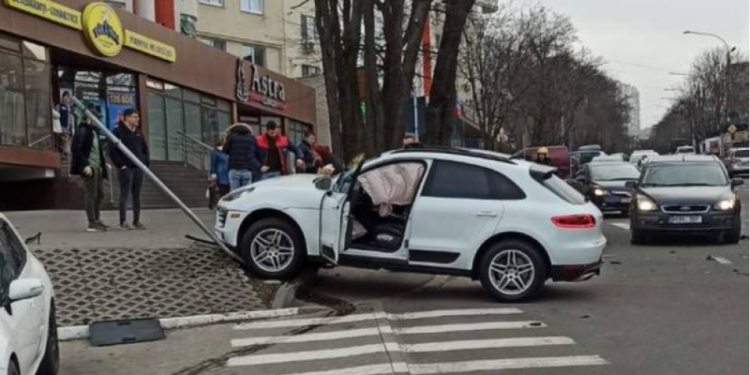 Nu au putut împărți o intersecție: Două mașini s-au ciocnit violent în sectorul Centru din capitală