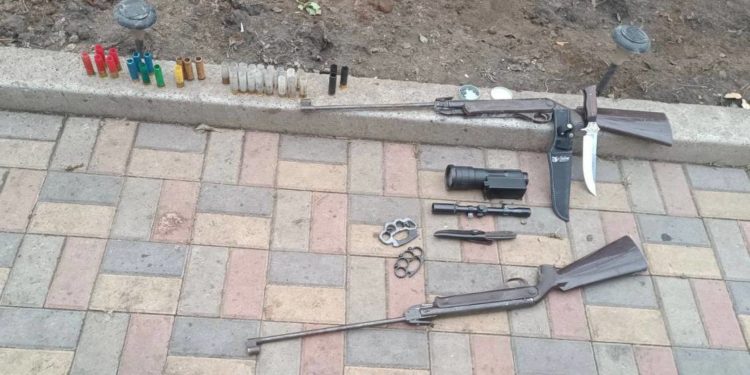 Înarmat până-n dinți! Un locuitor din Orhei, prins cu un arsenal întreg de arme deținute ilegal