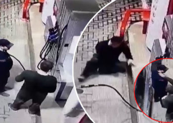 Momentul în care un individ atacă cu o foarfecă un șofer care își alimenta mașina | VIDEO 18+