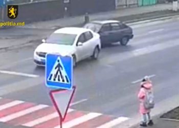 A dat dovadă de curaj și responsabilitate. Eleva din Orhei care a fost la un pas de a ajunge sub roțile unei mașini, premiată de polițiști | VIDEO