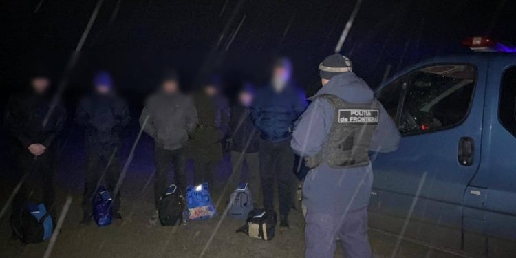 Șase bărbați ucraineni, reținuți după ce au trecut fraudulos frontiera Republicii Moldova