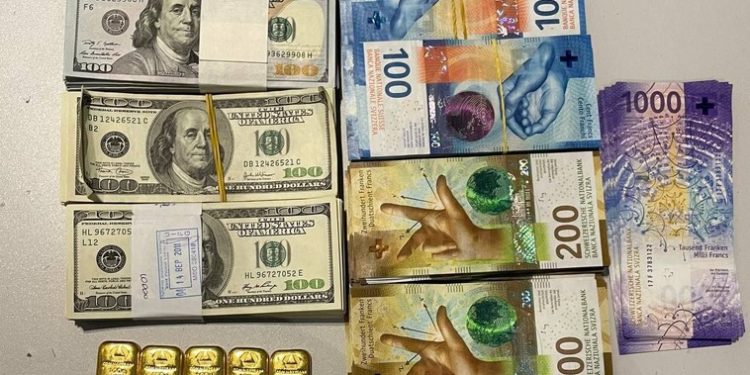 A încercat să zboare spre Viena cu valiza ticsită cu dolari, franci elvețieni și lingouri de aur. O cetățeancă străină, oprită pe AIC