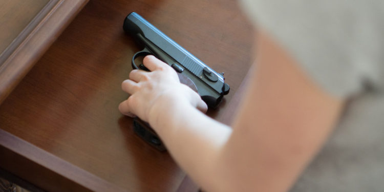 Un copil de 6 ani a mers la școală cu o armă în ghiozdan și a amenințat că împușcă o colegă