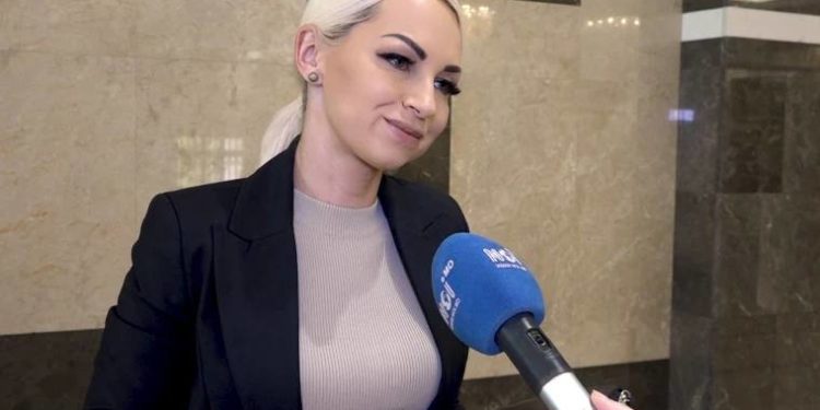 Ședință cu scandal în Legislativ, în timp ce se decidea prelungirea Stării de Urgență. BCS a boicotat adunarea, iar Marina Tauber i-a înmânat Nataliei Gavrilița o pereche de cătușe | VIDEO