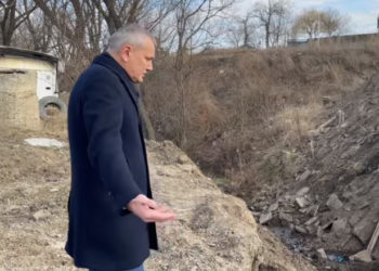 Un pod de beton din Suceava, România pe care circulau mașini, a fost furat cu totul într-o singură noapte. ”Dacă se fura o oaie era o problemă”