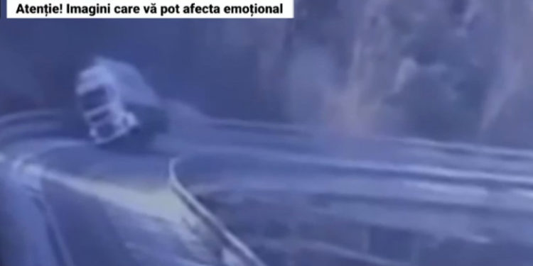 Un TIR condus de un român s-a prăbușit în gol de la 15 metri de pe un viaduct din Italia