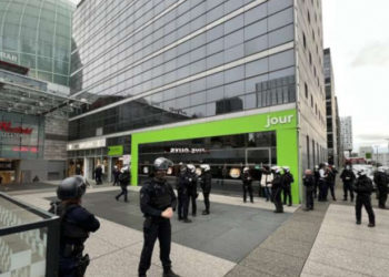 Panică într-un centru comercial din Paris după ce un bărbat s-a sinucis