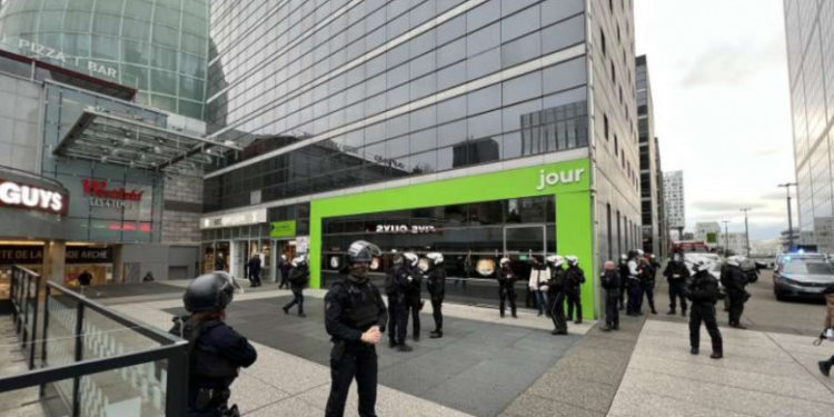 Panică într-un centru comercial din Paris după ce un bărbat s-a sinucis