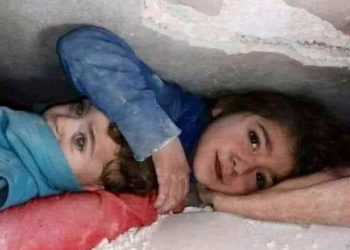 O fetiță siriană, prinsă sub dărâmături și-a protejat cu propriul corp frățiorul 36 de ore. Momentul salvării, în urale și aplauze