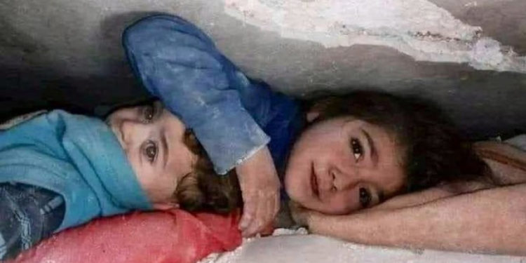 O fetiță siriană, prinsă sub dărâmături și-a protejat cu propriul corp frățiorul 36 de ore. Momentul salvării, în urale și aplauze