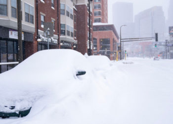 Mare parte din SUA, lovită de o furtună puternică de zăpadă. Aproape un milion de oameni nu au curent electric, mii de zboruri anulate