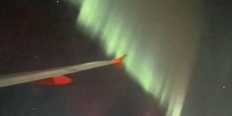 Un pilot a întors avionul astfel încât pasagerii să poată admira aurora boreală pe cerul din Marea Britanie