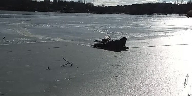 Operațiune de salvare la Rîșcani: Două persoane s-au prăbușit sub gheața subțire a unui bazin acvatic