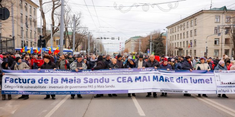 Moldova fierbe: Mii de oameni îi cer Guvernului să plătească facturile populației pentru lunile de iarnă