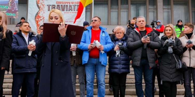 Mulțimea care a participat la mitingul pașnic de astăzi, organizat de Mișcarea Pentru Popor, a votat o rezoluție în care le-a dat ultimatum actualilor guvernanți