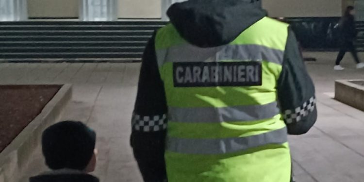 Un copil, găsit fără supraveghere pe străzile capitalei. Ce le-a declarat carabinierilor