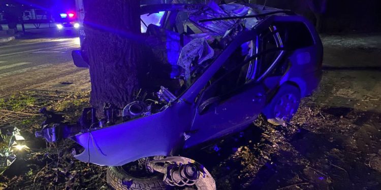 Un polițist de 23 de ani a murit în urma unui accident în Chișinău. A ajuns cu mașina într-un copac